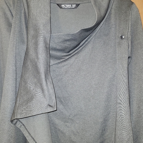 Arc'teryx charcoal grey cross closure jacket with thumbholes - Picture 5 of 6